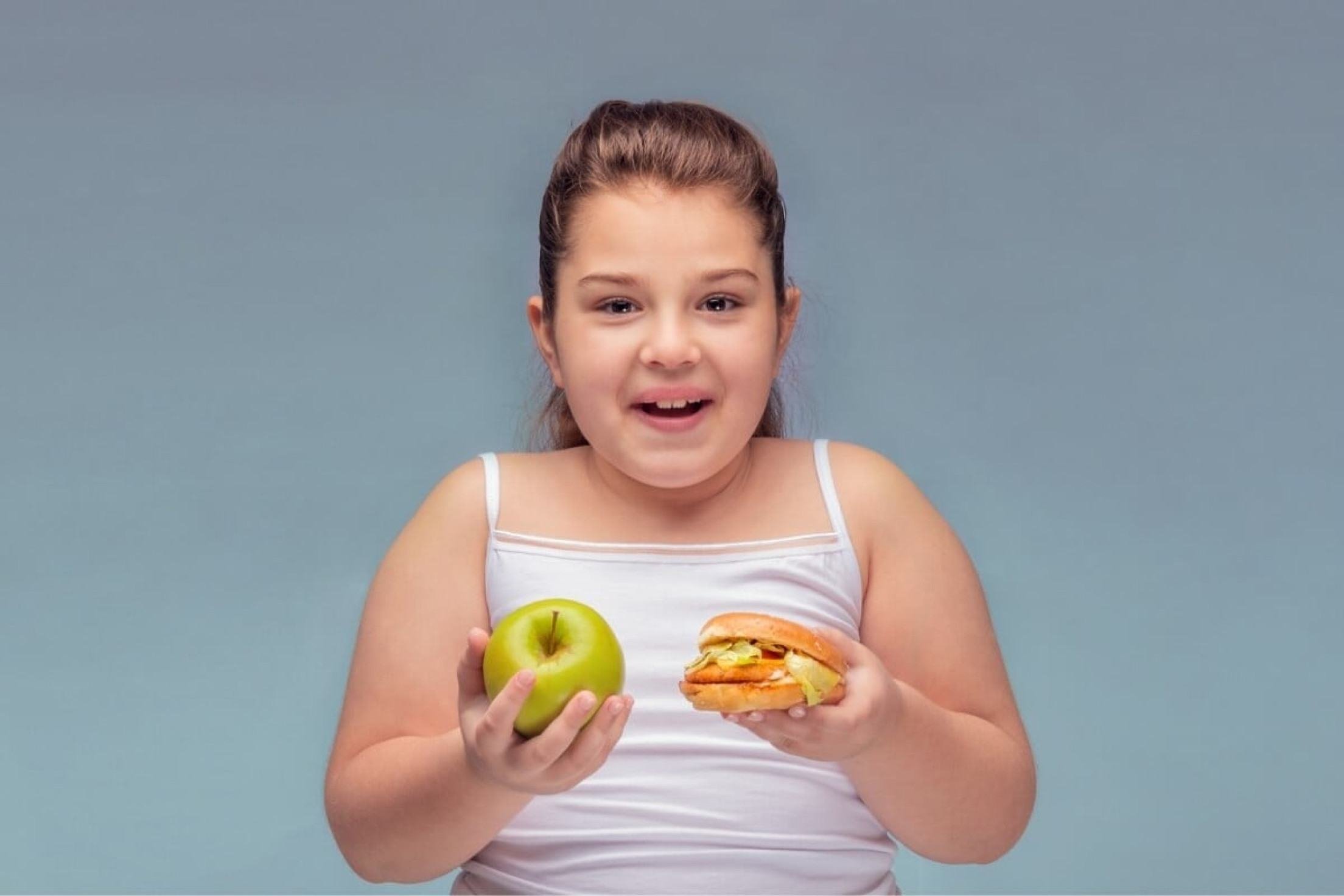 Hábitos alimentares inadequados e sedentarismo aumentam o número de casos de crianças obesas (Imagem: CHIVI SEYFETTIN | Shutterstock)