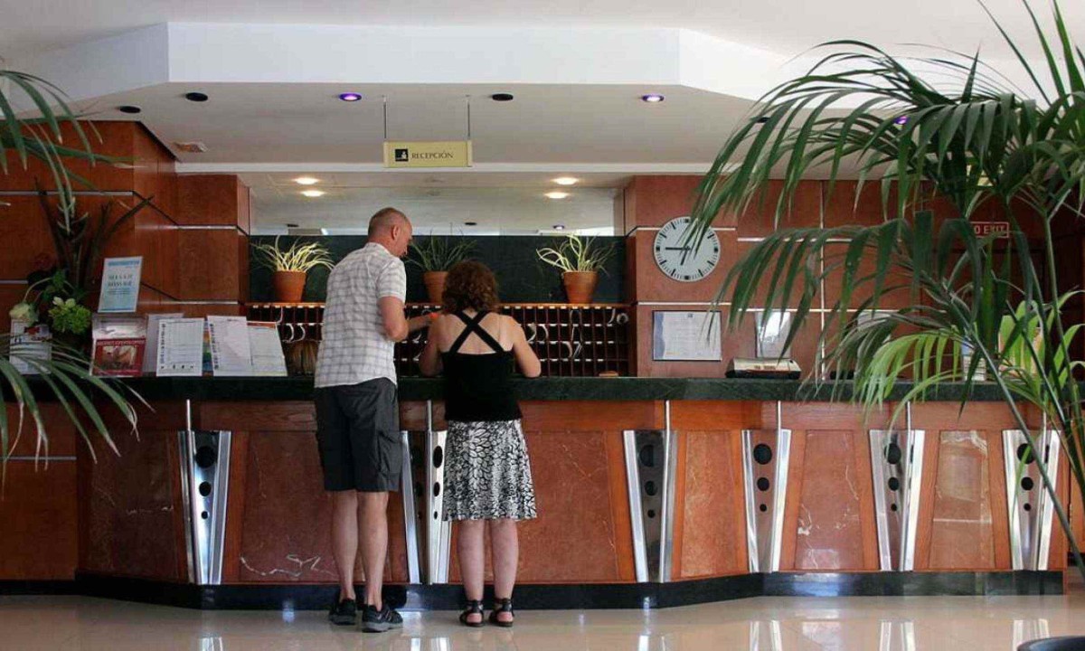 Recepção de hotel; imagem meramente ilustrativa -  (crédito: Usien/Wikimedia commons)