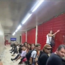 Chuva alaga estação do metrô de SP e passageiros precisam subir em corrimão - Redes Sociais/Reprodu&ccedil;&atilde;o