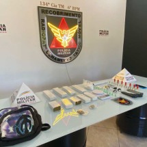 Além da moto roubada a polícia também apreendeu uma réplica de arma, drogas e munições  -  (crédito: Reprodução / Polícia Militar)