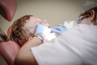 A expectativa Ã© que no futuro o medicamento tambÃ©m possa beneficiar pessoas que perderam dentes devido a cÃ¡ries ou lesÃµes. Por enquanto, a pesquisa estÃ¡ focada em indivÃ­duos com doenÃ§as congÃªnitas. -  (crédito: Michal Jarmoluk por Pixabay)