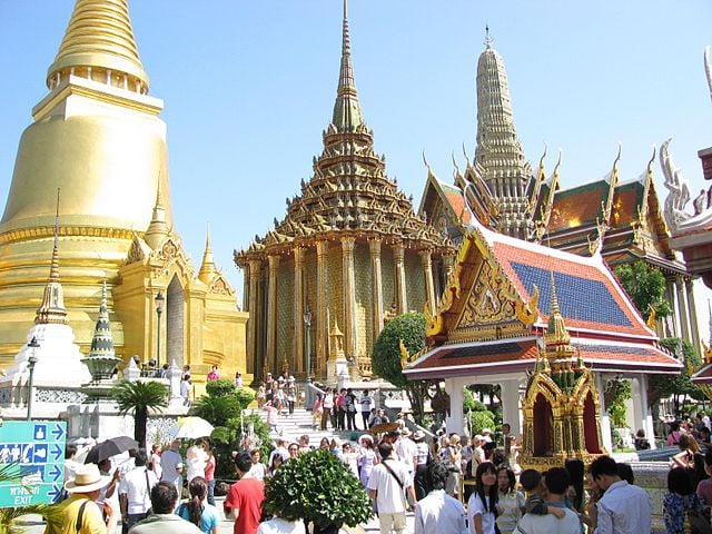 Logo após aparece o Phra Khanong, em Bangkok, capital da Tailândia. A cidade respira hip-hop, uma exótica loja de vinis raros. É um local seguro, repleto de galerias de bricolagem, com baladas para os mais jovens e restaurantes para os mais velhos. Enfim, é um bairro multirracial, cosmopolita e agregador. Logo após aparece o Phra Khanong, em Bangkok, capital da Tailândia. A cidade respira hip-hop, uma exótica loja de vinis raros. É um local seguro, repleto de galerias de bricolagem, com baladas para os mais jovens e restaurantes para os mais velhos. Enfim, é um bairro multirracial, cosmopolita e agregador.