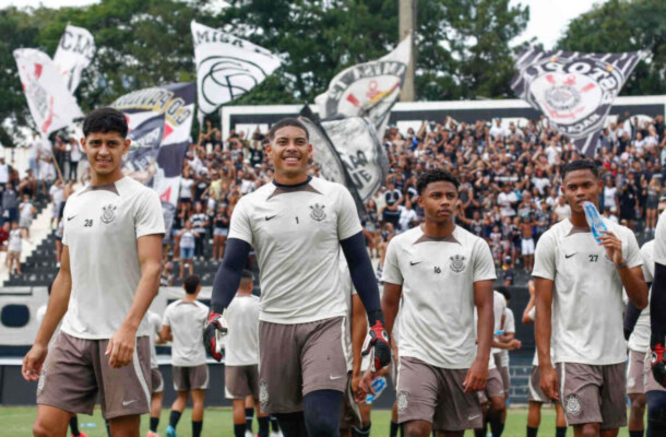 Corinthians faz treino aberto para 2 mil pessoas antes da final da Copinha