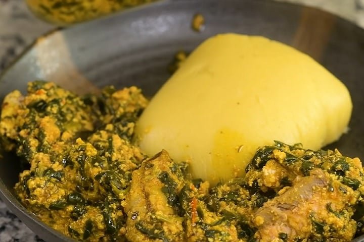 Fufu: Trata-se de um purê de mandioca, inhame ou banana-da-terra, servido como acompanhamento de sopas ou ensopados como o próprio Egusi Soup. Muito consumido em regiões da Gana, Nigéria e Costa do Marfim.