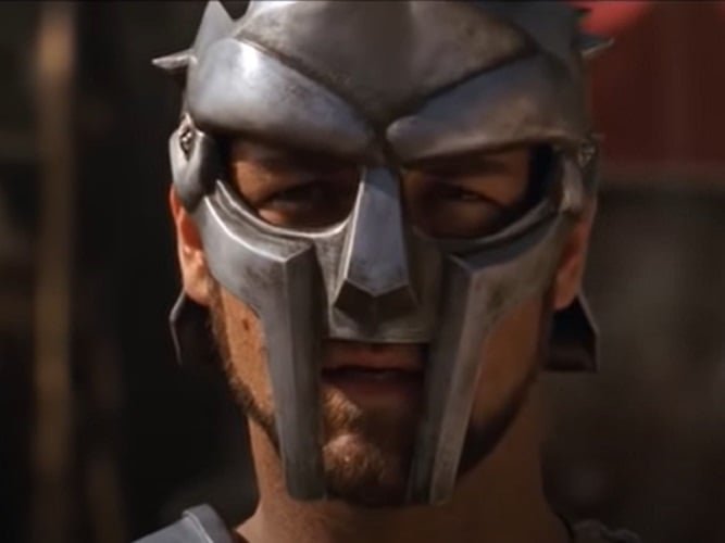 Russell Crowe assumiu o papel e foi o vencedor do Oscar de Melhor Ator por sua interpretação, assim como o filme que foi coroado no maior evento de cinema em 2001.