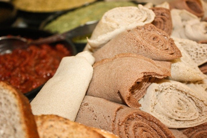 Injera: Prato comum da Etiópia, a injera é uma panqueca esponjosa feita a partir de um cereal chamado teff. É servida com diversos acompanhamentos, como lentilhas, berinjela e carne.