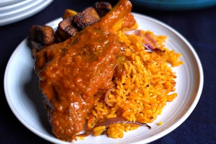 Jollof Rice: Prato popular em muitos paÃ­ses da Ãfrica Ocidental, o jollof rice Ã© um arroz temperado com tomate, pimenta, cebola e outros ingredientes, que varia de um paÃ­s para outro. Ã? especialmente famoso na NigÃ©ria e em Gana.