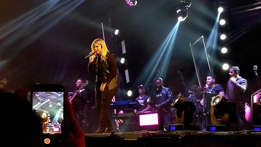 Marília chamava atenção pelo timbre forte (extensão de contralto) e também tocava violão. Ela destacou o papel da mulher no sertanejo e lançou uma ramificação que se tornou sua marca: a 