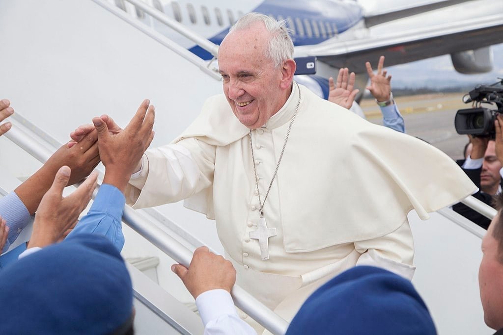 Francisco foi o primeiro papa a pisar no Iraque e a passagem por Mossul, segunda maior cidade do país, foi cercada de tensão por ter sido uma região de controle do Estado Islâmico entre 2014 e 2017. Segundo o líder religioso, os extremistas que planejaram o atentado “não existem mais”. “A polícia iraquiana os interceptou e explodiu”, escreveu.
