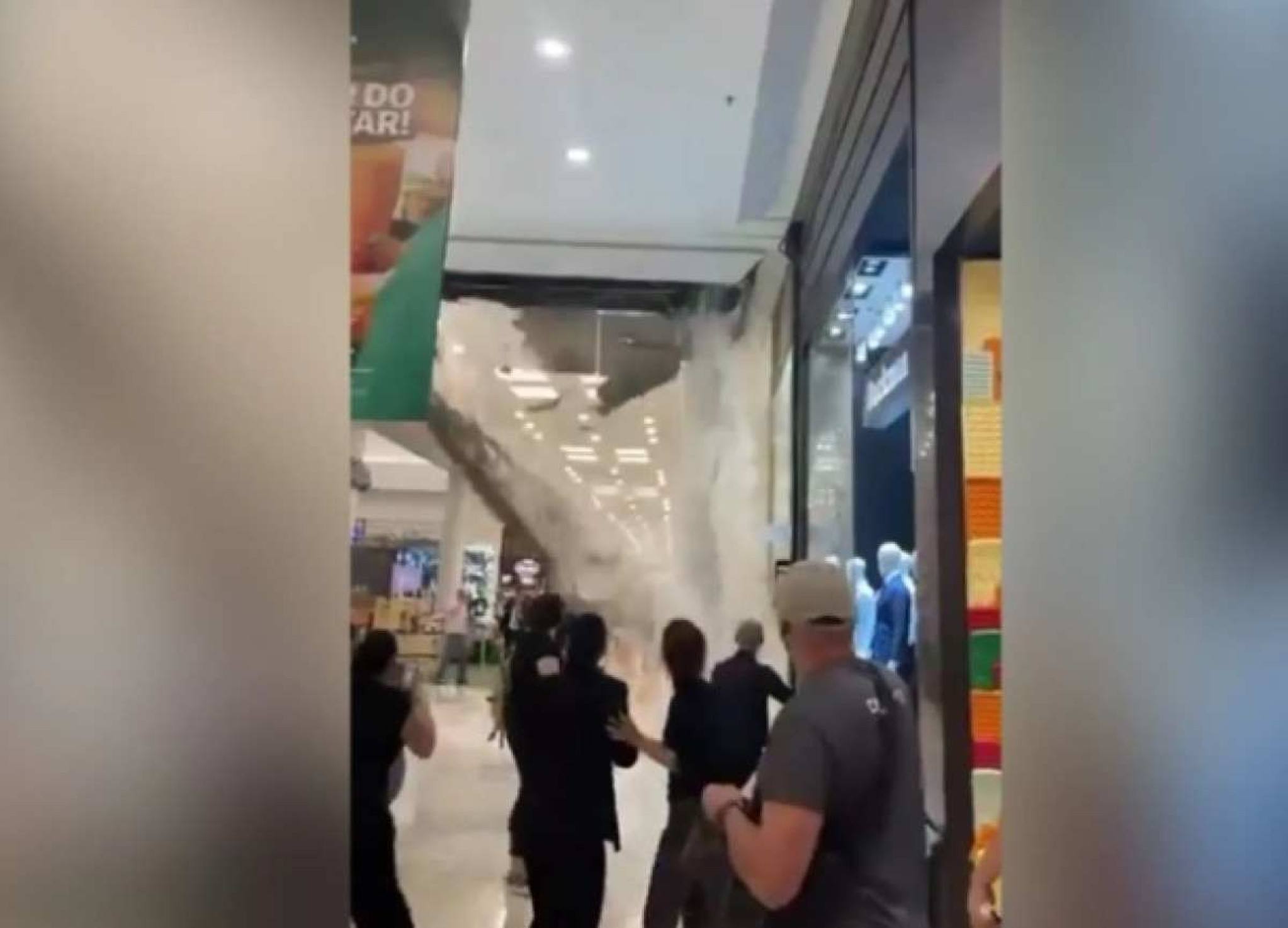 VÍDEO: teto de shopping desaba em São Paulo