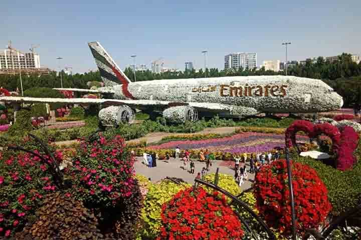 As principais flores são petúnias, gerânios, margaridas, e várias espécies de flores exóticas.  Também ha arranjos criativos e esculturas feitas de flores, atraindo milhões de visitantes anualmente.
