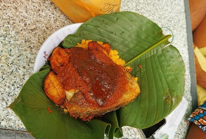 Waakye: Prato típico de Gana, leva arroz e feijão cozido com folhas de sorgo, servido com carne, peixe, banana-da-terra frita e molho picante.