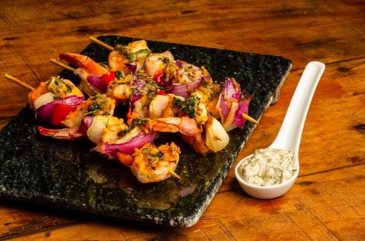 A equipe inclui majoritariamente colaboradores africanos, e a gestão de pessoas foi essencial para refletir os valores do restaurante, que atende cerca de 320 clientes por mês. 