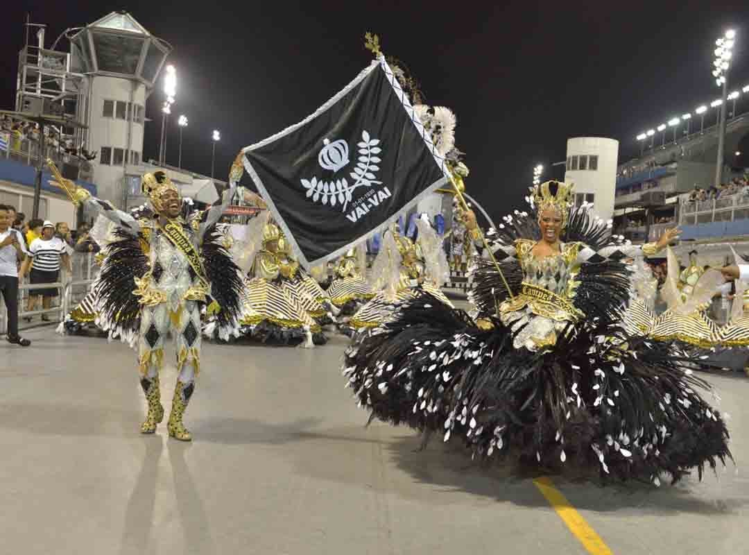 A tradição do casal de mestre-sala e porta-bandeira foi herdada dos antigos ranchos, que possuíam os famosos balizas e porta-estandartes, encarregados de defenderem o símbolo da associação. A dança dos balizas evoluiu para gingados e rodopios do casal que detém o pavilhão.