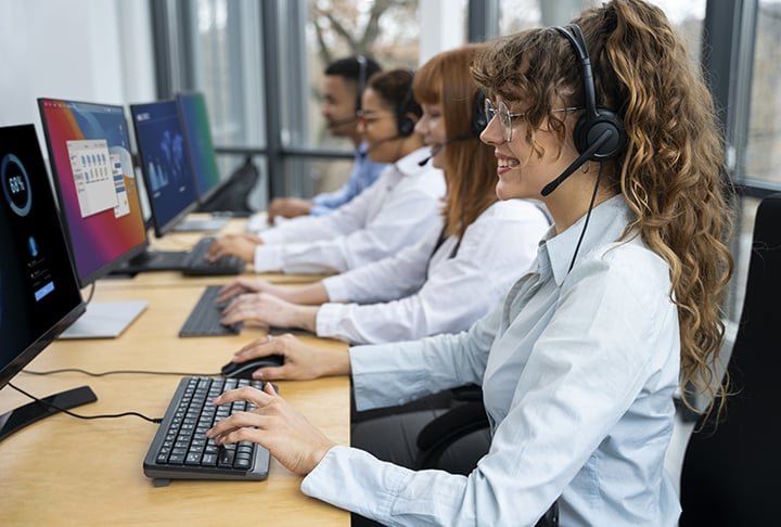 No Brasil, durante esse período, as centrais telefônicas foram se expandindo e as conexões começaram a se tornar mais confiáveis. Durante os anos 60 e 70, os telefones fixos continuaram a ser o principal meio de comunicação, mas o design e os recursos começaram a evoluir.