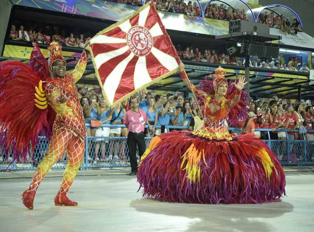 Por motivos de segurança, no início do século XX, homens eram responsáveis por carregar os estandartes dos ranchos, algo semelhante ao comportamento dos guardas militares. Isso faz com que muitos pesquisadores apontem um homem como o primeiro a exercer o cargo de porta-bandeira - Ubaldo, da Portela.