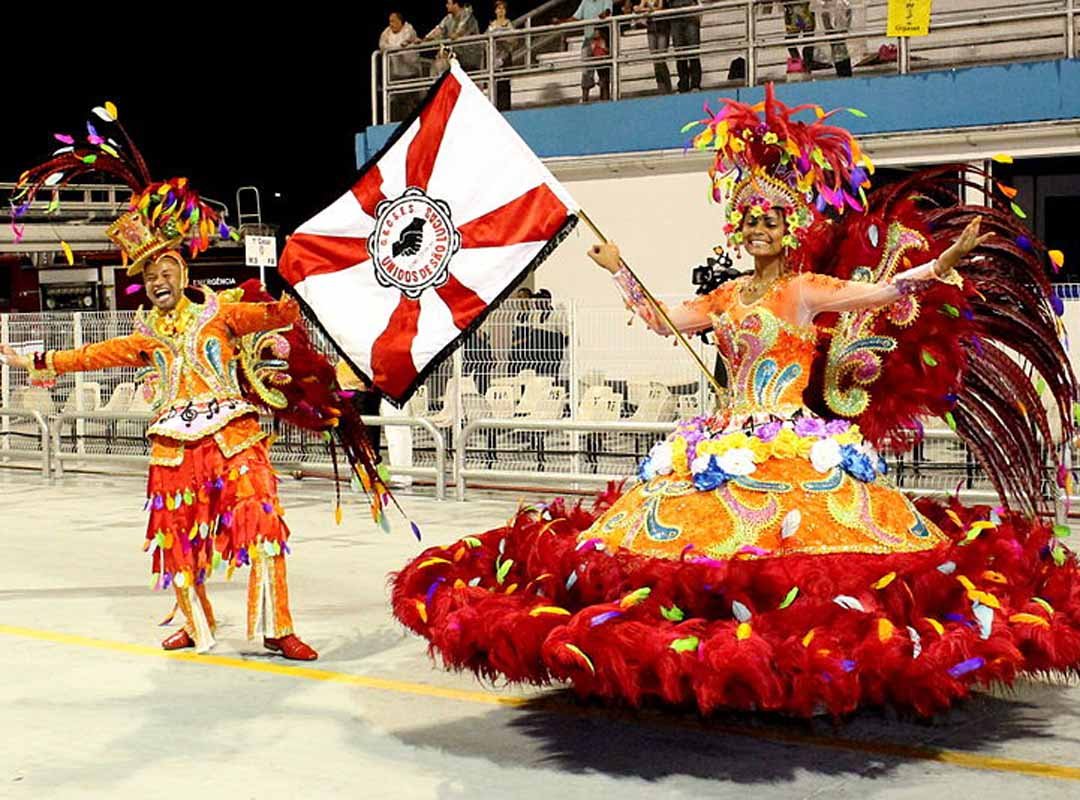O concurso de escolas de samba começou a despontar e com ele homens e mulheres passaram a ter seus locais definidos. De um lado o mestre-sala deveria cortejar com garbo elegância, enquanto do outro, a porta-bandeira deveria carregar o pavilhão com leveza e muita dança.