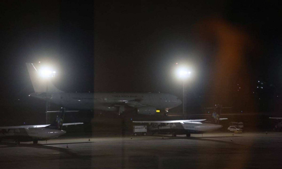 A aeronave da FAB pousou no Aeroporto Internacional de BH, às 21h10, deste sábado (25/1)    -  (crédito: Marcos Vieira/EM/D.A Press)