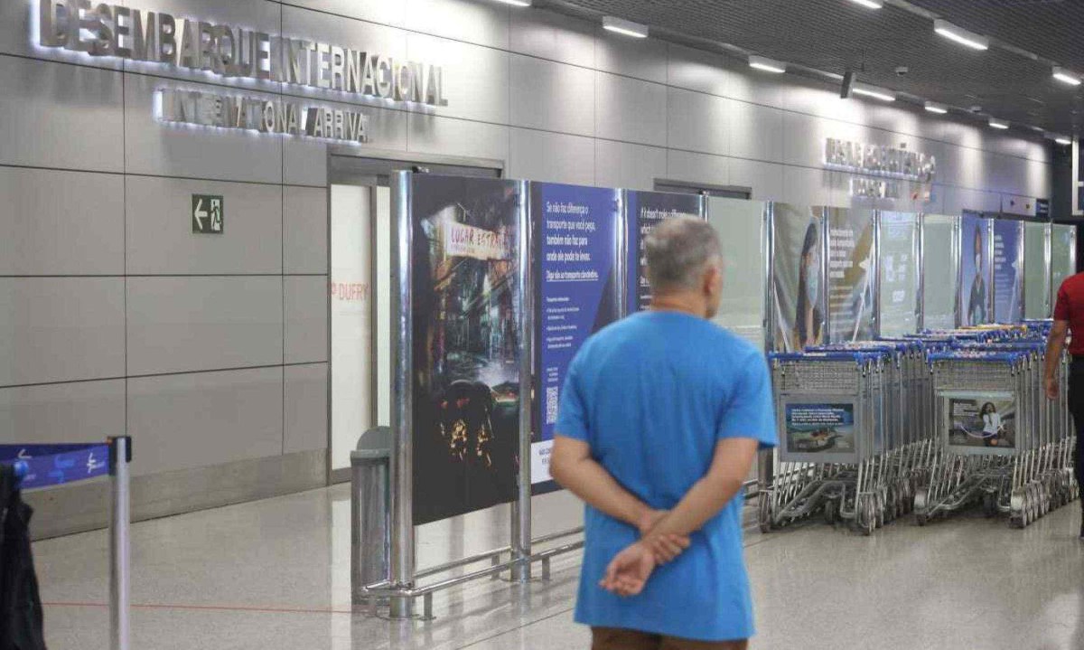 Familiares aguardam ansiosos o desembarque dos brasileiros deportados dos Estados Unidos  -  (crédito: Marcos Vieira/EM/D.A Press)