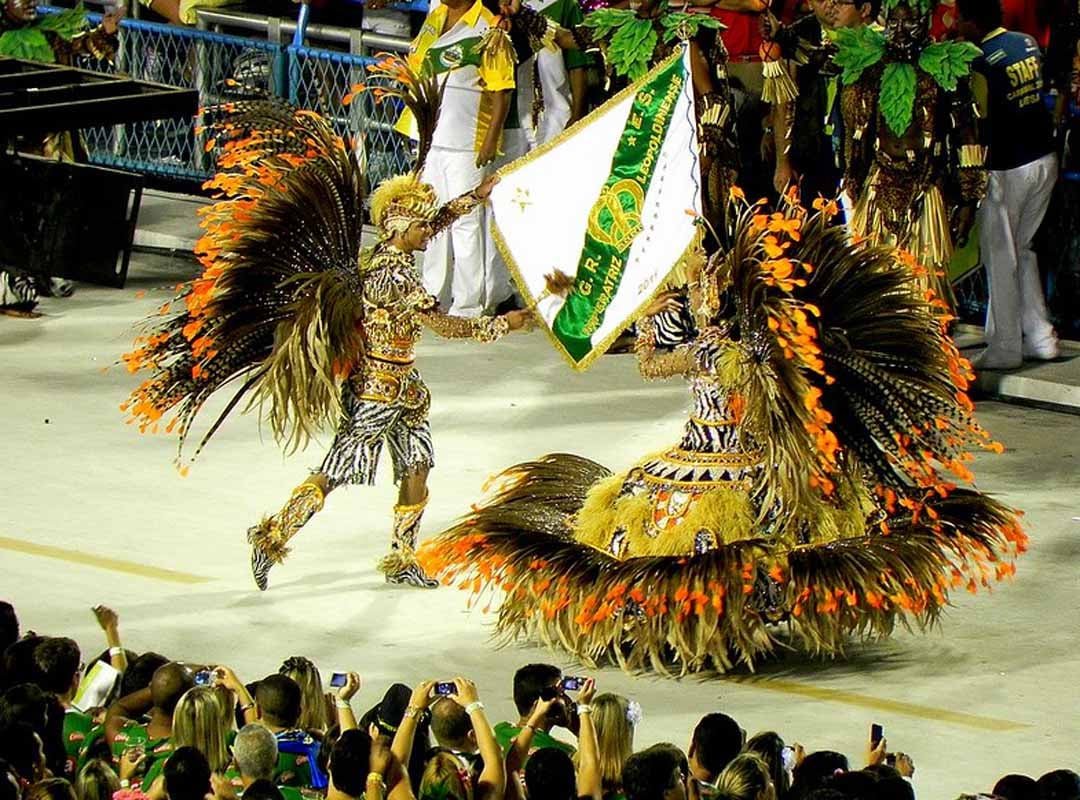 O julgamento de mestre-sala e porta-bandeira começou a fazer parte do regulamento a partir de 1938, quando era levada em consideração apenas a fantasia. A dança, porém, começou a ser julgada somente em 1958. Atualmente, é um quesito importante para a conquista do tão sonhado campeonato.
