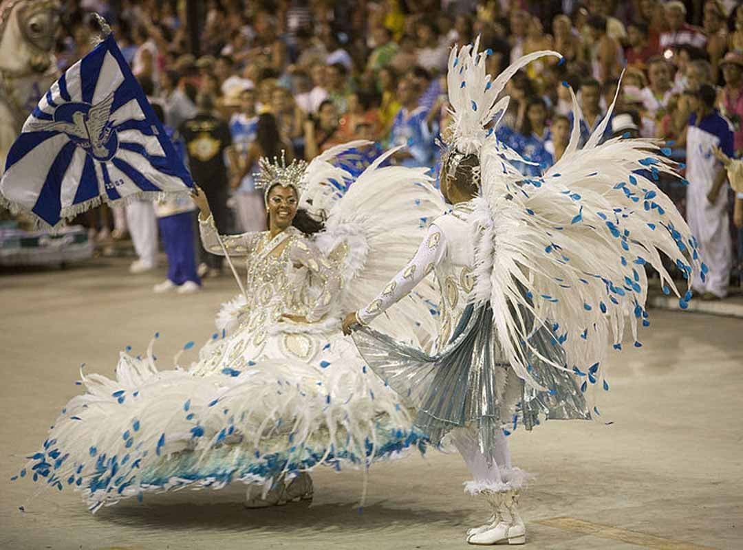 Anteriormente, era comum a referência à vestimenta da corte do século XIX, mas, hoje em dia, o enredo da escola passou a influenciar a construção do que se veste. Dessa forma, a fantasia do casal ganhou novas possibilidades de adereços, formatos e recursos materiais. 