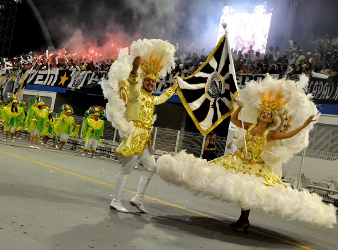O quesito referente ao casal de Mestre-Sala e Porta-Bandeira é avaliado quanto à adequação da roupa para a dança. Além disso, os jurados procuram identificar beleza e bom gosto. A fantasia deve estar de acordo com o enredo é adequada para que o casal possa fazer sua dança com fluidez e leveza.