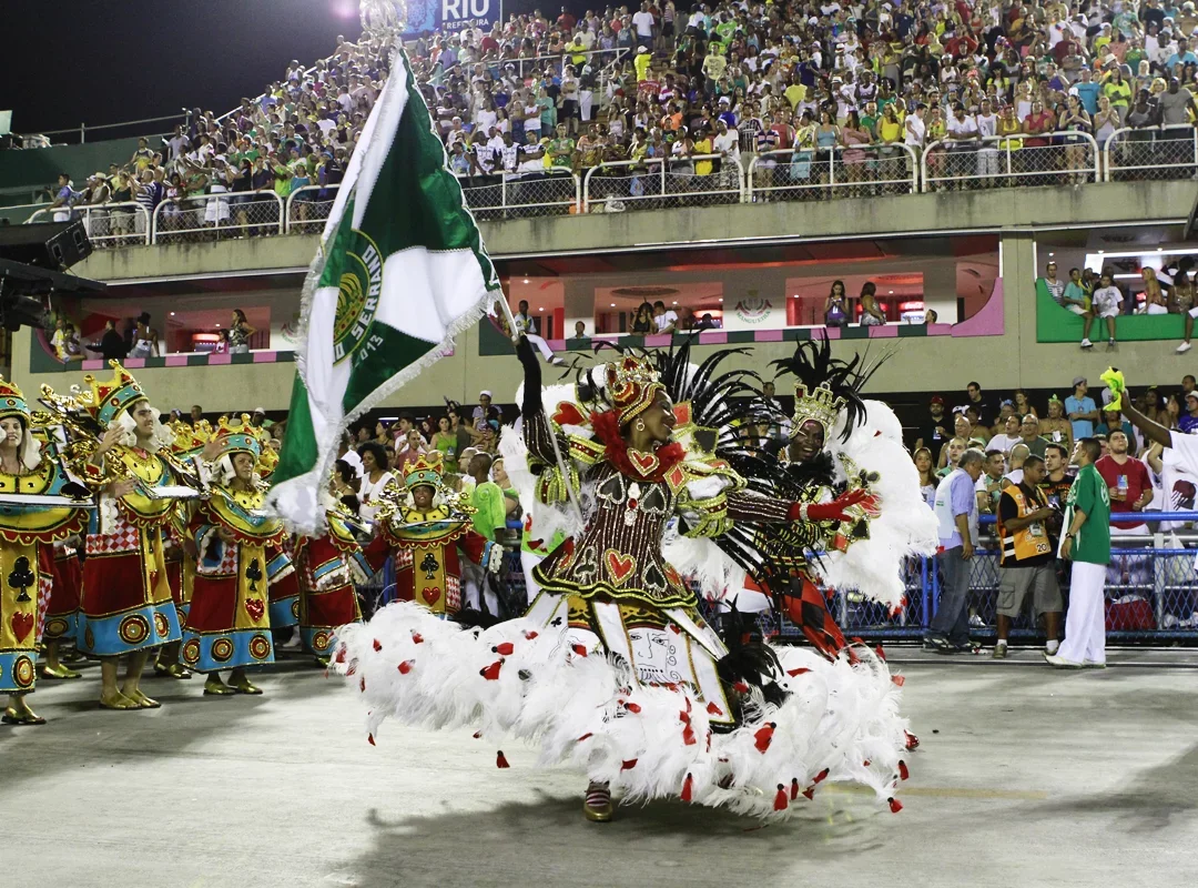 Erros na dança, assim como deixar enrolar a bandeira no giro podem tirar décimos importantes. O casal jamais pode ficar de costas um para o outro ou errar a pegada na bandeira. Um dos erros mais grosseiros de uma porta-bandeira é tocar com o pavilhão no chão da pista, visto que sua função também é protegê-lo e apresentá-lo ao público. 