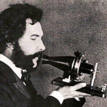 A evolução do telefone: de Graham Bell aos smartphones modernos - Domínio Público/Wikimedia Commons