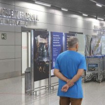 Familiares aguardam ansiosos chegada do voo com deportados dos EUA