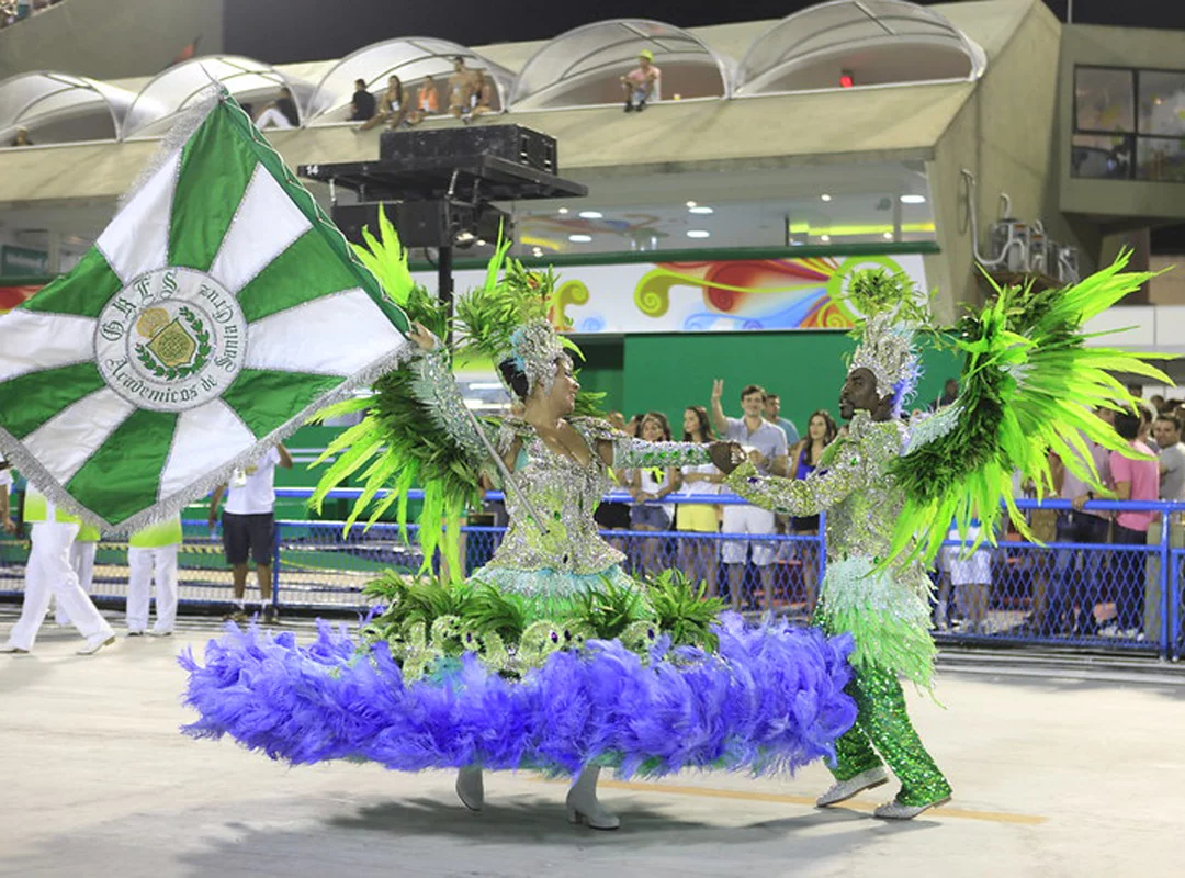 A funÃ§Ã£o de mestre sala e porta-bandeira tÃªm a danÃ§a inspirada no minueto, de origem francesa. Ainda no perÃ­odo de escravidÃ£o, os negros espiavam as danÃ§as e replicavam os passos no ritmo do batuque africano. A danÃ§a de proteÃ§Ã£o surgiu, portanto, com a criatividade dos negros, assim como o samba que se conhece hoje. 