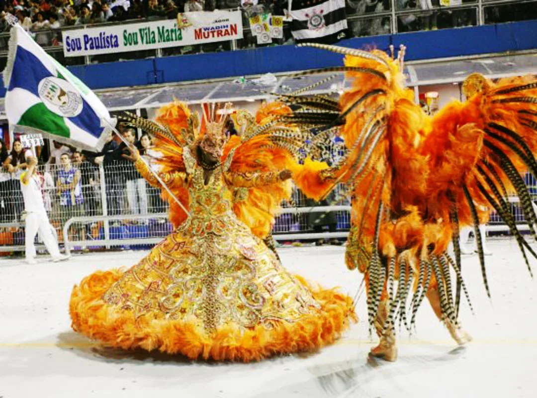 Na dança, o mestre sala atua como o guardião do pavilhão, Ele sempre gira em torno do seu próprio eixo no sentido horário e anti-horário, sempre no sentido contrário ao que gira a porta bandeira. Tudo como uma engrenagem, com muito sincronismo e leveza.