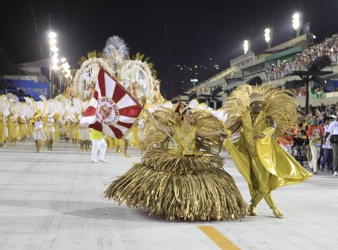 A porta-bandeira carrega consigo toda a ancestralidade da formação negra do samba e quando gira emana o axé de seu pavilhão. Ela conduz e apresenta o pavilhão, que deve estar sempre aberto no momento do giro. Também tem status e postura de rainha dentro de uma escola de samba, com gestos elegantes, suaves e leves.