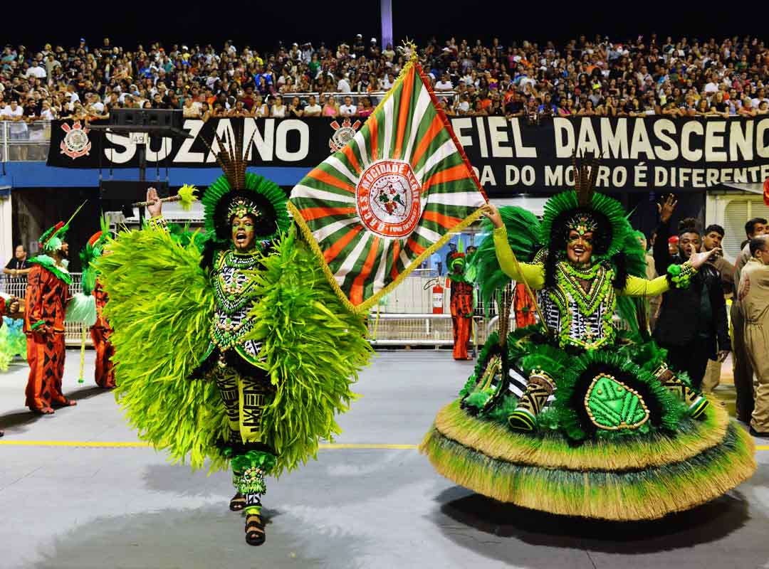 Em mÃ©dia as escolas de samba tÃªm trÃªs ou quatro casais de mestre sala e porta bandeira. PorÃ©m, apenas o primeiro Ã© julgado, por ostentar o pavilhÃ£o oficial da escola. No Rio de Janeiro, eles se apresentam para trÃªs cabines (a primeira Ã© dupla) em diferentes setores da SapucaÃ­. 