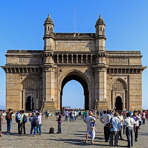 GATEWAY OF INDIA – MUMBAI, ÍNDIA - Inaugurado em 1924, saudava visitantes coloniais britânicos. Possui arquitetura indo-sarracena. Representa o passado colonial e o ponto de partida dos britânicos em 1947.
