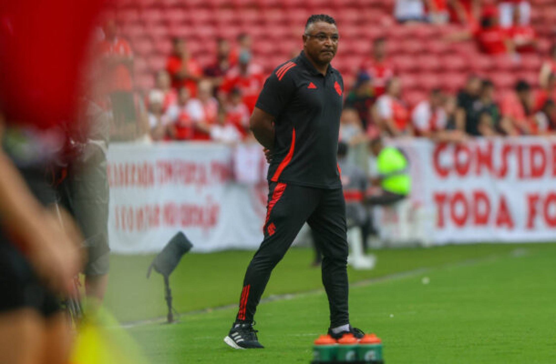 Roger Machado elogia evolução física do Inter e comenta formato do Gauchão