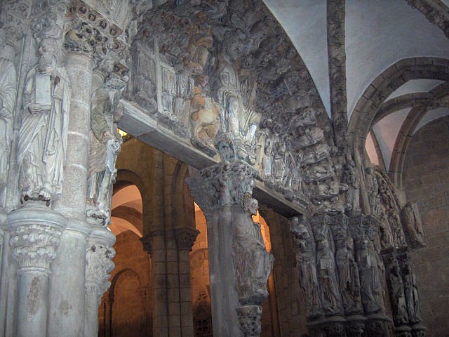PÓRTICO DA GLÓRIA - SANTIAGO DE COMPOSTELA, ESPANHA - Faz parte da famosa da catedral da cidade e possui  esculturas góticas. A estrutura de três arcos foi encomendada pelo rei Fernando II da Galiza e Leão com uma cripta, que simboliza o mundo terreal; o pórtico propriamente dito, que simboliza a Jerusalém Celeste; e a tribuna, que representa a elevação do humano para o divino.