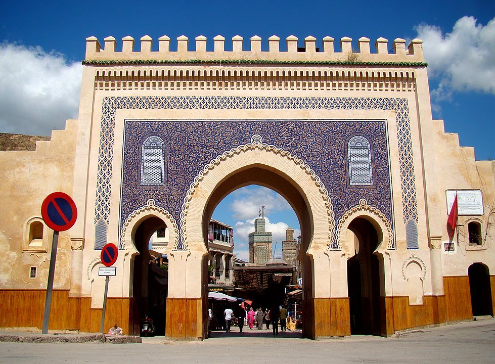 PORTÃO BAB BOUJELOUD – FEZ, MARROCOS - Erguido no século XX, tem mosaicos islâmicos em azul e verde. Serve de entrada histórica à Medina de Fez, declarada Patrimônio da Humanidade.
