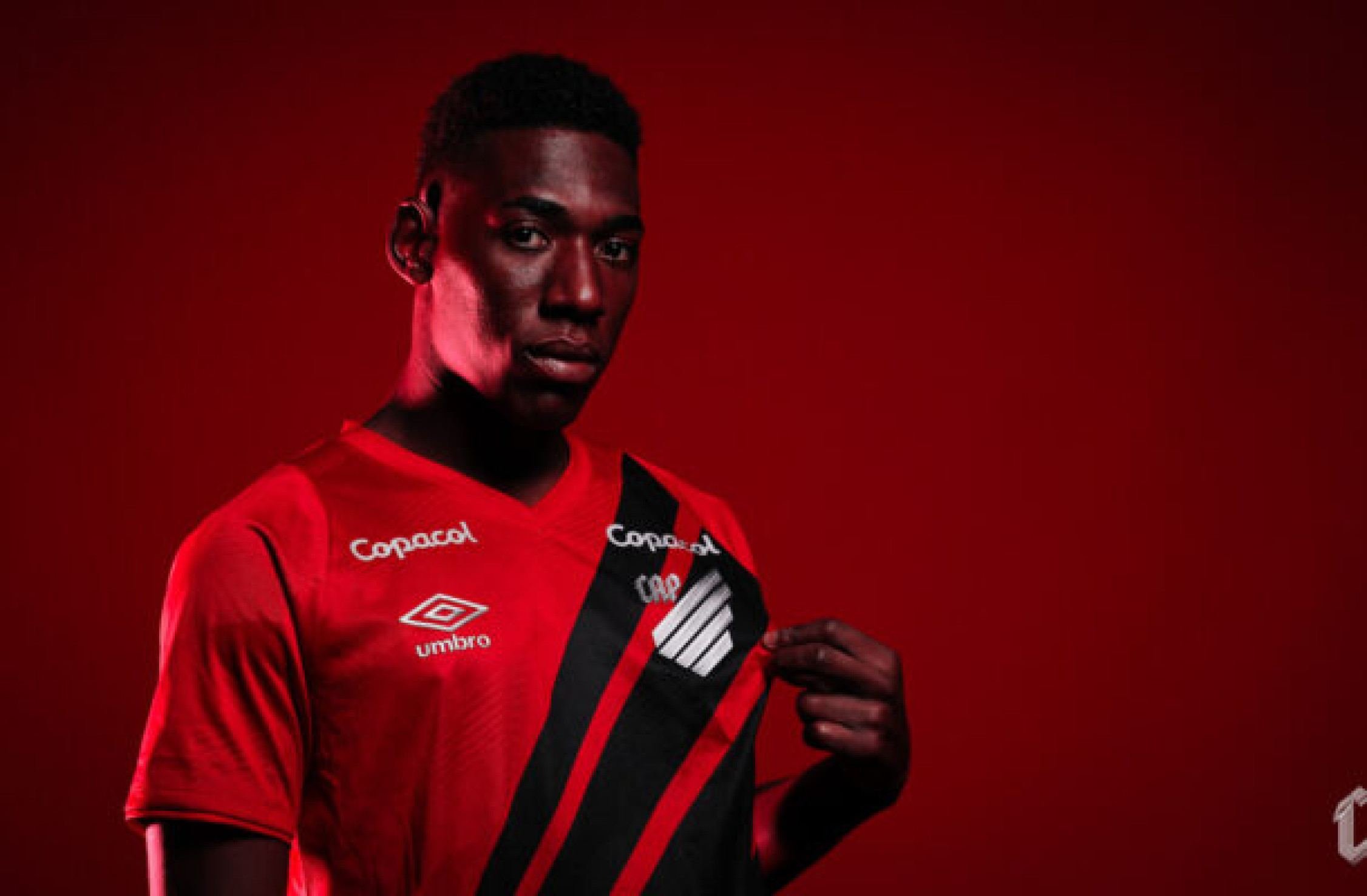 Ex-Vasco, zagueiro do Athletico-PR é alvo de ataques racistas