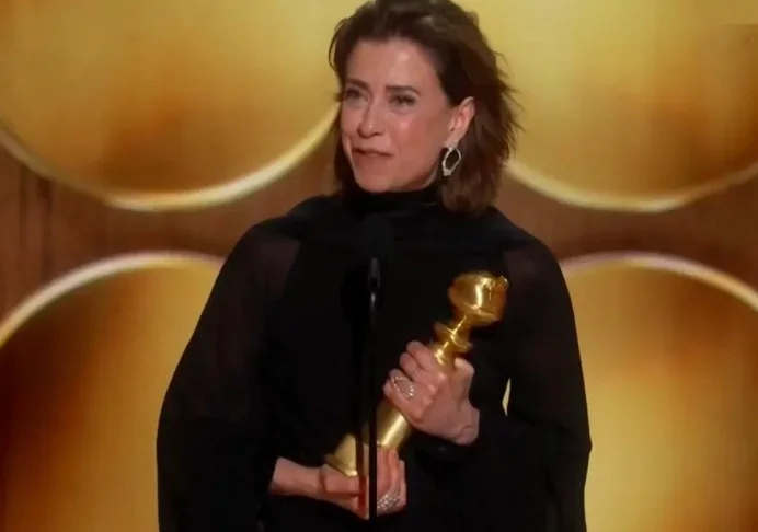 Emocionada, Torres também agradeceu ao diretor Walter Salles, sua família e colegas, destacando 