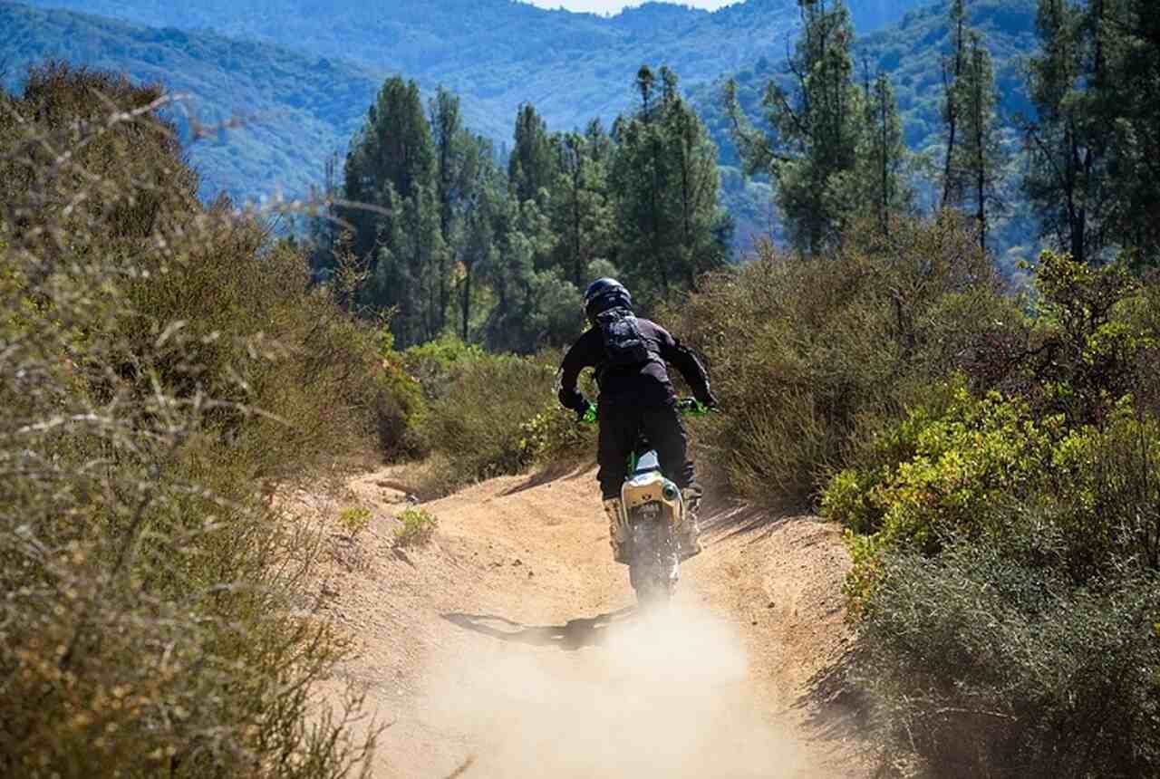Lake Tahoe, Califórnia/Nevada - Esportes: Esqui, snowboarding, mountain biking, trilhas - Descrição: Lake Tahoe é um destino de aventura durante todo o ano, com esqui e snowboarding no inverno e trilhas e mountain biking no verão, rodeado por vistas deslumbrantes das montanhas e do lago - Melhor época: Inverno (dezembro-março) para esqui, verão (junho-setembro) para trilhas.