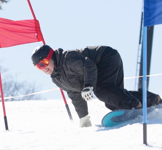 Jackson Hole, Wyoming - Esportes: Esqui, snowboarding, rafting - Descrição: Com algumas das pistas de esqui mais desafiadoras dos EUA, Jackson Hole é um destino de inverno icônico. No verão, o rafting no Rio Snake oferece uma emocionante aventura - Melhor época: Inverno (dezembro-março) para esqui, verão (junho-agosto) para rafting.