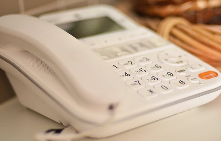 Na década de 1980, as linhas telefônicas começaram a ser mais acessíveis, e o número de usuários de telefone fixo nas casas cresceu.
