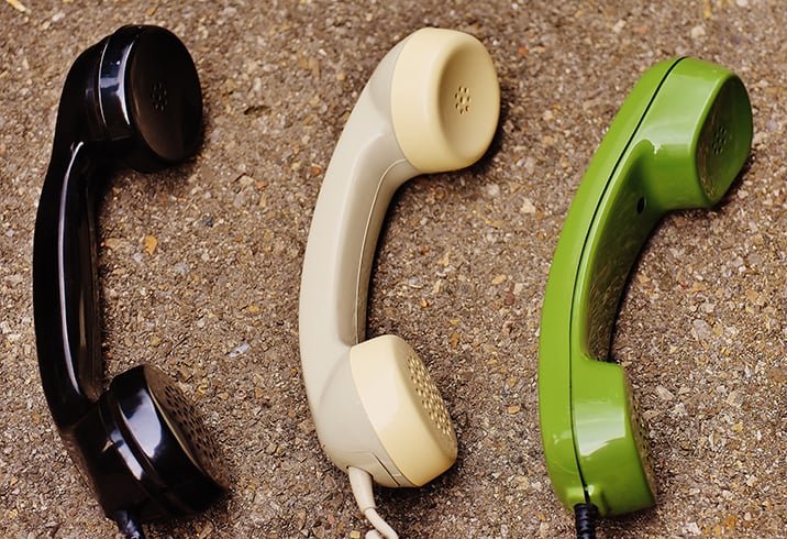 No entanto, ainda eram aparelhos pesados e grandes, e a instalação de uma linha telefônica em uma casa ainda era um privilégio. Foi só nas décadas seguintes, especialmente após a Segunda Guerra Mundial, que os telefones começaram a se tornar mais comuns nas residências.