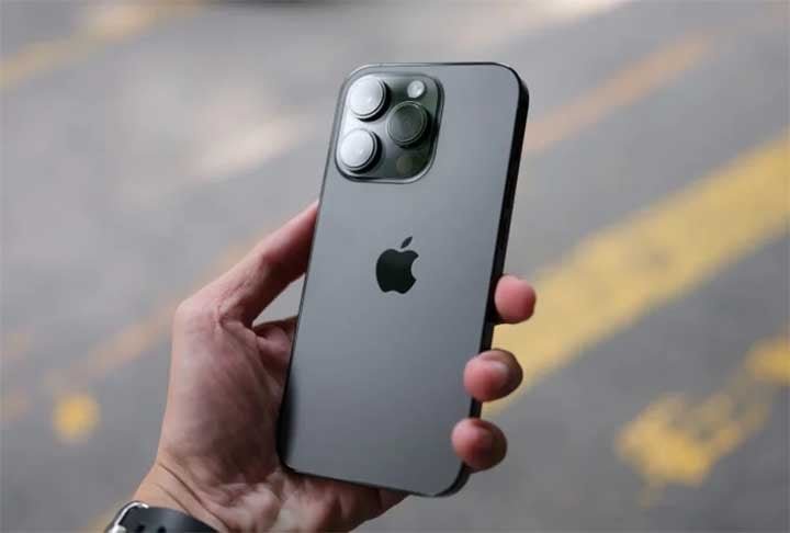 O primeiro grande salto aconteceu em 2007, quando a Apple lançou o iPhone, um dispositivo que transformou o conceito de telefone. A partir daí, o telefone deixou de ser apenas uma ferramenta para comunicação vocal e passou a ser um verdadeiro computador portátil.