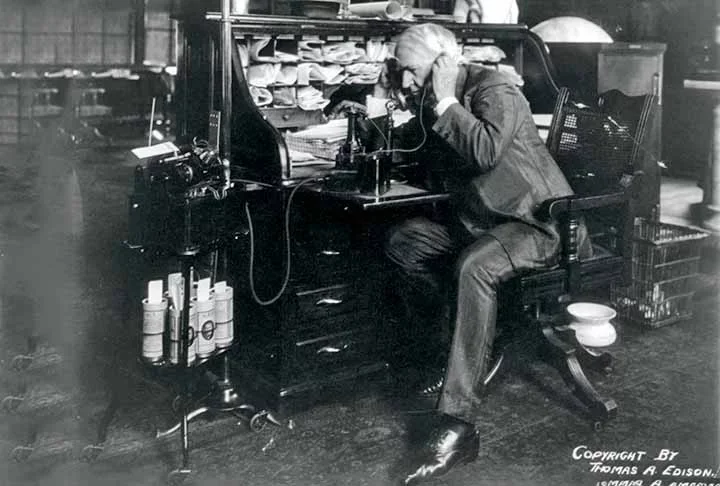 Além disso, Edison aperfeiçoou o telefone, inventado por Alexander Graham Bell, assim como a máquina de escrever. Ele também trabalhou em projetos como alimentos empacotados a vácuo, um aparelho de raios X e um sistema de construções mais baratas feitas de concreto.