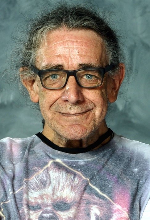 Em memória de Peter Mayhew, citamos o ator nascido em 19/5/1944 em Londres, na Inglaterra, que morreu aos 74 anos em 2019. Conhecido pelo papel de Chewbacca na saga 