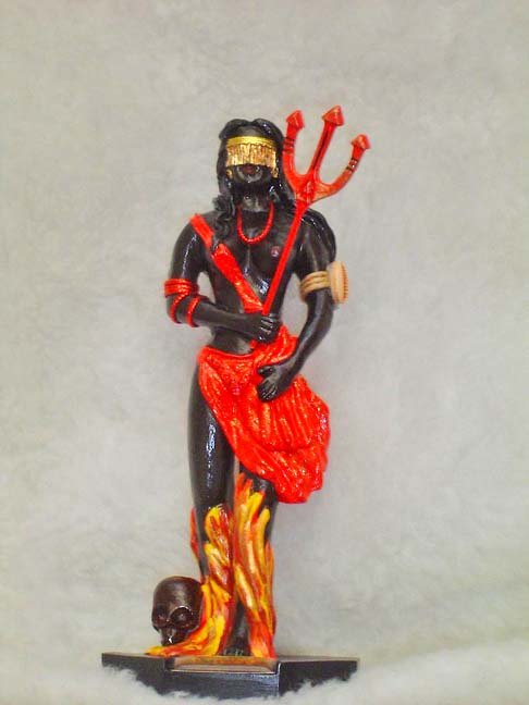 Outra figura da umbanda que usa o tridente para a proteção é a Pomba Gira. Ela é responsável por olhar para as mulheres contra a violência e também ajuda nas vidas amorosa e financeira. 