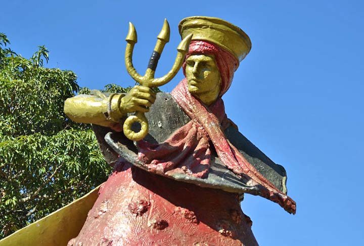 O Exu está associado ao poder sobre o mundo espiritual e dos humanos, uma espécie de mensageiro. E, como guardião, utiliza o poder do tridente para mostrar força e proteção.