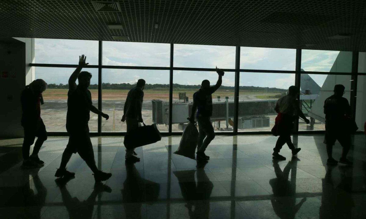 Brasileiros que foram deportados dos Estados Unidos, durante processo de embarque em avião da FAB, no Aeroporto Internacional Eduardo Gomes, em Manaus (AM), nesse sábado (25) -  (crédito:  Edmar Barros/Ato Press/Folhapress)