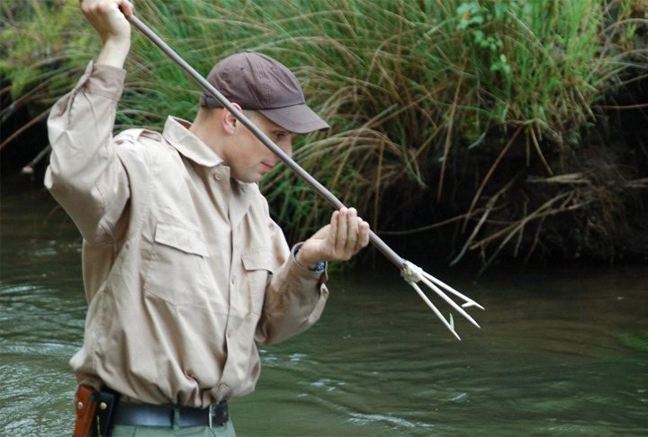 Por se assemelhar a uma lança, o tridente foi usado por muitos anos como uma arma branca também com intuito de pescar.